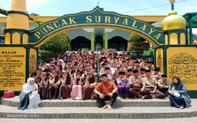 Peserta Didik MTs Serba Bakti melaksanakan Ziarah Kubur