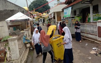 Sejumlah Aktivis OSIS MTs Serba Bakti gelar Bakti Sosial