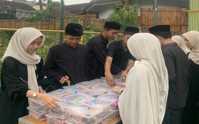 Berbagi Senja di Bulan Ramadhan: MTs Serba Bakti Tebar Takjil dan Hangatkan Kebersamaan