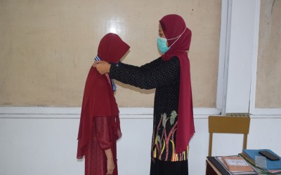 Raih Nilai Rapot terbesar, Kepala Madrasah berikan Beasiswa